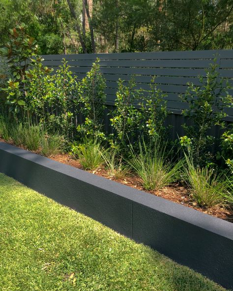 Front Garden Retaining Wall Ideas, Plant Retaining Wall, Contemporary Retaining Wall, Garden Retaining Wall Ideas Landscaping, Low Front Yard Fence, Garden Bed Retaining Wall, Retaining Wall Garden Bed, Black Retaining Wall, Small Retaining Wall Ideas