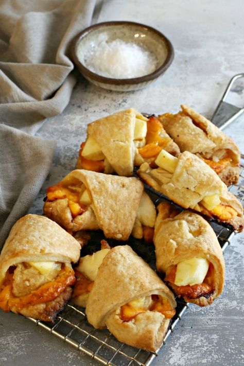 Cheddar Apple Pie Puffs Cheddar Apple Pie, Autumn Recipes Vegetarian, Golden Delicious Apple, Apples And Cheese, Recipes Simple, Easiest Apples, Mini Pies, Pie Dough, Apple Recipes