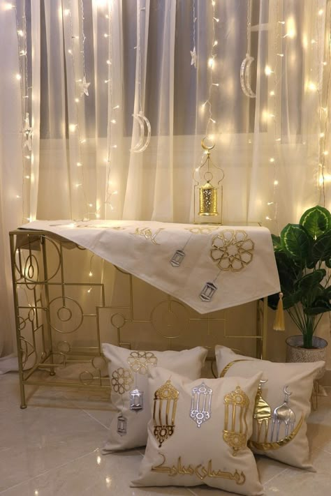 Islamic Bedroom Decor Ideas, Ramadan House Decor, Ramadan Decorations Ideas Living Rooms, Ramadhan Design Ramadan Decorations, Ramadan Home Decorations, Ramadan Living Room, Ramadan Decorations Ideas, Ramadan Decorations Lights, Eid Ul Fitr Decorations