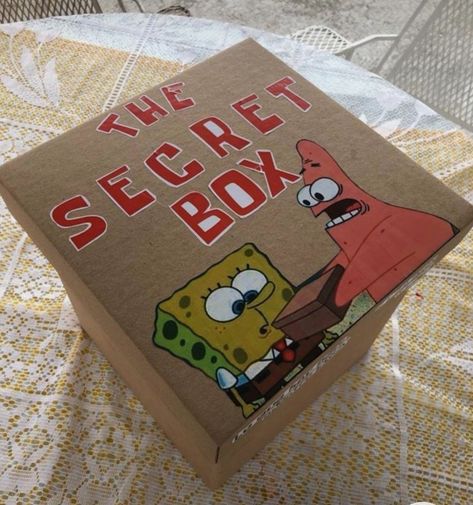 Gifts For Boyfriend Long Distance, Spongebob Birthday Party Decorations, Spongebob Birthday Party, 25th Birthday Parties, Spongebob Party, Diy Best Friend Gifts, Spongebob Birthday, Secret Box, Diy Gifts For Friends