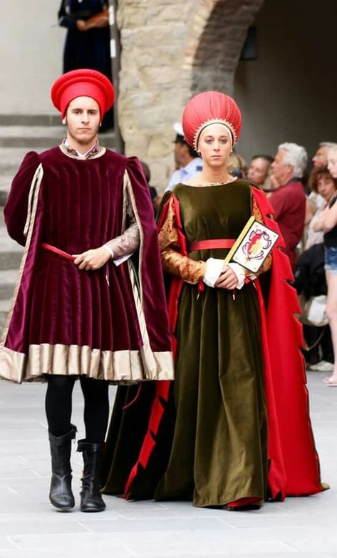 Italian Renaissance couple.  The man is wearing a capitanesca hat with fold and the woman a balzo headdress. 15th Century Fashion, Mens Garb, Medieval Garb, Medieval Clothes, Medieval Costume, Period Outfit, Century Clothing, Medieval Clothing, Medieval Dress