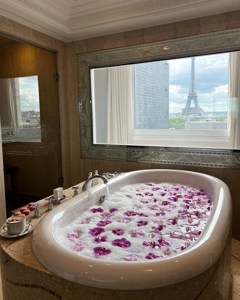 Hôtel Plaza Athénée (@plaza_athenee) • Instagram photos and videos Luxurious Gym, Plaza Athenee, Jazz Bar, Paris Luxury, Living In Paris, Rich Life, Dream Lifestyle, Go Shopping, Beach Club