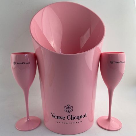 Brand New In Plastic Veuve Clicquot Pink Rose Acrylic Plastic Bucket And Flutes Set. Hand Wash Only. Usually Ships Out Same Or Next Business Day Veuve Clicquot Party, Hello Kitty Party Favors, Veuve Cliquot, Favor Bags Birthday, Disney Cupcakes, Birthday Treat Bags, Veuve Clicquot Champagne, Champagne Ice Bucket, Plastic Champagne Flutes