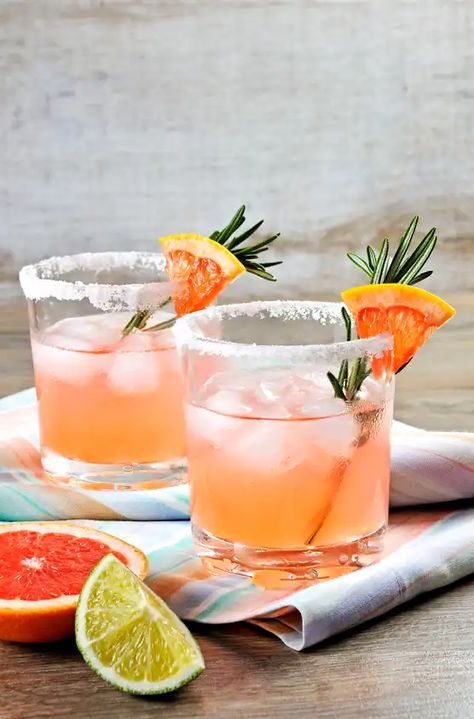 Paloma cocktail Fruity Cocktail Recipes, Easy Summer Cocktail Recipes, Mexican Cocktails, Spicy Drinks, Easy Summer Cocktails, Paloma Cocktail, Spritz Cocktail, Cocktail And Mocktail, Cocktail Poster