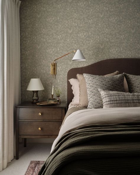 Tiffany Leigh Design | Making getting up early that little bit harder. With layered bedding and soft patterned wallpaper. The Wattson House principal bedroom.… | Instagram Tiffany Leigh Design, Sage Green Bedroom, Mens Bedroom, Elegant Bedroom, Decoration Inspiration, Bedroom Green, Wallpaper Bedroom, Main Bedroom, Guest Bedrooms