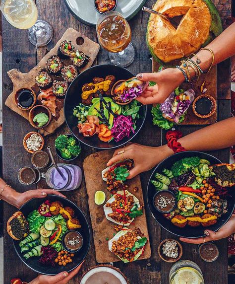 𝗟𝗔𝗨𝗥𝗔 🌿 vegan food + lifestyle on Instagram: “Food aesthetics to the max 🔥 (𝔸𝕟𝕫𝕖𝕚𝕘𝕖)⁣ I think I'm gonna move to Bali and spend the rest of my days eating & shooting all the legendary…” Fruit Fairy, Vegan Aesthetic, Quiche Vegan, Vegan Food Photography, Today Is Monday, Architecture Restaurant, Bali Food, Bar Restaurant Design, Vegan Challenge