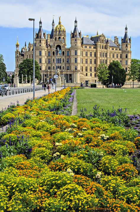 Schwerin Germany, Castles Of The World, Germany Castles, Interesting Buildings, Castle Ruins, Amazing Buildings, Castle House, Manor Houses, Beautiful Castles