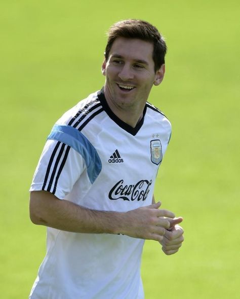 Meet the best soccer player in the world. | Proof That Messi Is The Most Perfect Human Being On Earth Messi Quotes, Soccer Essentials, Bayer Munich, Lio Messi, Perfect Human, Messi Fans, Argentina National Team, Messi Neymar, Leonel Messi