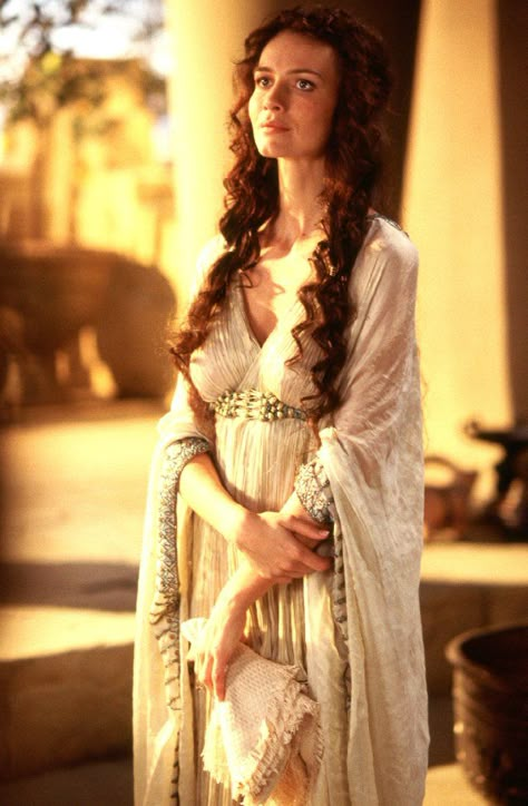 Saffron Burrows as Andromache in Troy. Her costumes are my favorite from the movie, but nobody seems to pin them ! Totally overshadowed by Diane Kruger ! Briseis Troy, Celtic Priestess, Ancient Priestess, Troy Movie, Saffron Burrows, Eric Bana, British Women, Warrior Queen, Diane Kruger