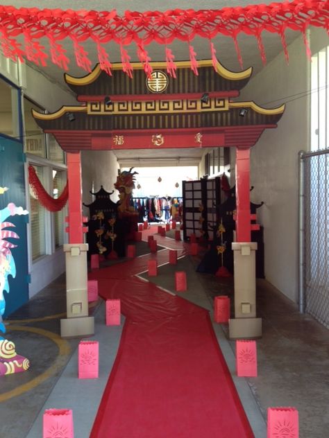 Chinese entryway at our elementary school.Used school paper and duct table for path. Luminaries, hanging lanterns, etc. Shanghai Nights theme Asia Theme Party, Cultural Night Decorations, China Party Decorations, Chinese Party Theme, Mulan Theme Party, Japan Themed Party Decorations, China Themed Party, Chinese Classroom Decorations, Multicultural Night At School Ideas