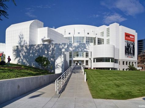 High Museum Of Art Atlanta, Richard Meier Architecture, Louis Khan, Late Modernism, Atlanta Museums, High Museum Of Art, Visit Atlanta, Deconstructivism, Shigeru Ban