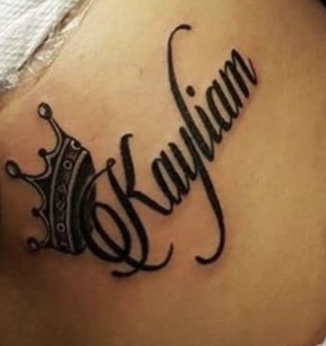 Melissa Tattoo Name, Tattoo Heart With Letter, Tattoo Girlfriend Name, Delulu Tattoo, Collar Bone Name Tattoo, Girlfriends Name Tattoo Ideas, Girlfriend Name Tattoos For Men, Husbands Name Tattoo Ideas For Wife, Name Tattoo With Crown