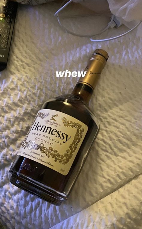 Pretty Drinks Alcohol, Drinks Alcohol Aesthetic, Shots Alcohol Recipes, Hennessy Very Special Cognac, Hennessy Bottle, Funny Crush Memes, Party Night Club Aesthetic, Pretty Alcoholic Drinks, Yummy Alcoholic Drinks