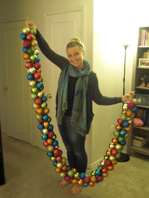 Ornament Garland Diy, Diy Christmas Garland Ideas, Xmas Decorations To Make, Diy Christmas Tree Garland, Christmas Garland Ideas, College Food, How To Make Garland, Holiday Garland, Diy Christmas Garland