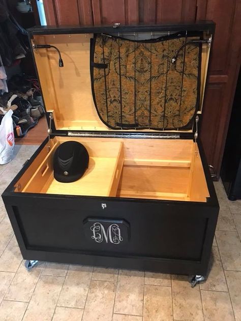 Kutije za Iman Diy Tack Trunk, Tack Box Organization, Tack Trunk Ideas, Show Box Ideas Livestock, Tack Trunk Organization, Horse Tack Boxes, Equestrian Bedroom, Diy Storage Trunk, Tack Locker