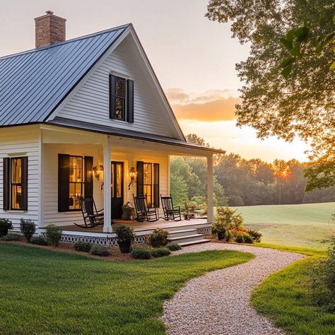 Small Farmhouse Exterior, Upstate Farmhouse, Cottage Farmhouse Exterior, Renovated Farmhouse, Farm Homes, Family Compound, Vintage Houses, Dream Country, Dream Life House