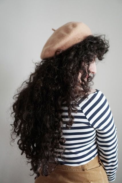 Curly Hair And Beret, Curly Hair Beret, Beret Hairstyles Long Hair, Beret Curly Hair, Beret Hairstyles, Hair Beret, Eurotrip Outfits, Hair Scarf Styles, Pin Up Hair