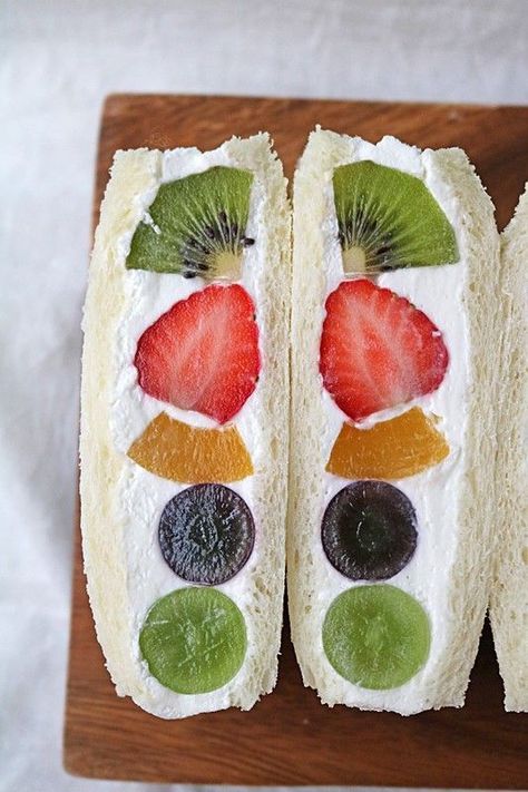 Fruit Sandwich Aesthetic, Fruit Sando Aesthetic, Fruit Sando, Fruit Sandwiches, Japanese Sandwich, Ramadan Desserts, Fruit Sandwich, Toast Sandwich, Dessert Boxes