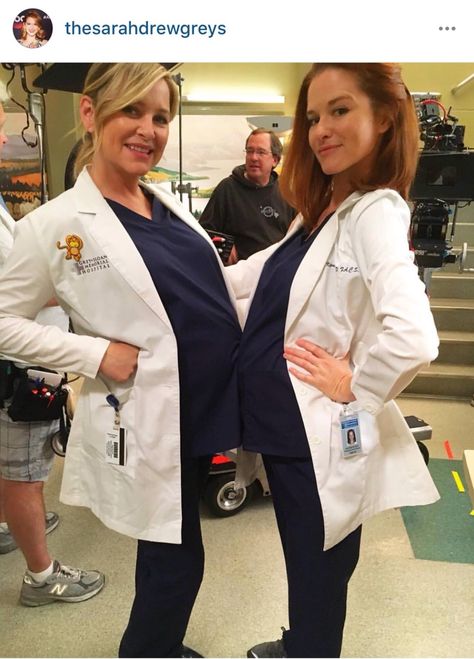 #JessicaCapshaw Arizona Robins, Callie Torres, Kaptan Jack Sparrow, Sarah Drew, Sara Ramirez, Grays Anatomy Tv, Greys Anatomy Funny, Arizona Robbins, Jessica Capshaw