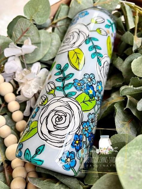 Hand Painted Floral Tumbler, Hand Painted Tumblers, Floral Tumbler Cups, Spring Tumblers, Beverage Quotes, Painted Tumblers, Resin Cups, Resin Pens, Markers Drawing Ideas