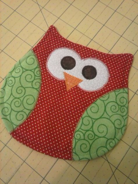 Items similar to Owl Mug Rug - Owl Coaster - Mug Rug - Coasters - Mug Rugs - Owls on Etsy Rug Coasters, Owl Sewing, Quilted Coasters, Mug Rug Patterns, Quilted Potholders, Owl Mug, Potholder Patterns, Owl Crafts, Owl Patterns