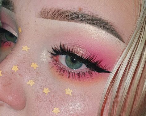 Sailor Moon Eyeshadow Look, Princess Bubblegum Makeup Look, Steven Universe Makeup Looks, Sailor Moon Makeup Cosplay, Sailor Moon Eye Makeup, Fluttershy Cosplay Makeup, Kirby Makeup Look, Princess Peach Eye Makeup, Princess Peach Inspired Makeup