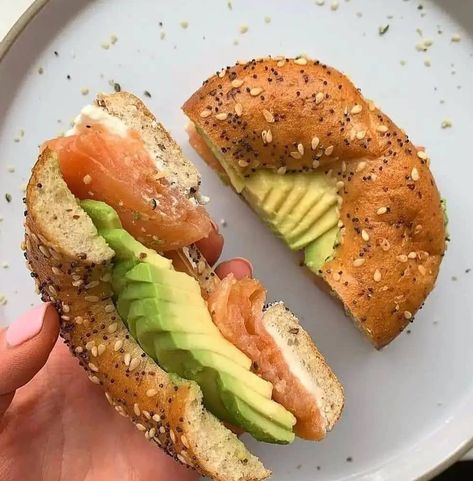 Cream Cheese Smoked Salmon, Cream Cheese Smoked, Bagel With Cream Cheese, Salmon Avocado, Healthy Food Dishes, Healthy Lifestyle Food, Healthy Food Motivation, Quick Healthy Meals, Nordic Ware