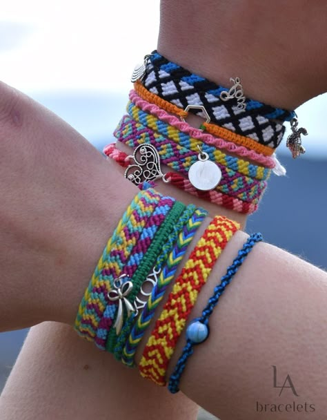 Friendship Bracelets Aesthetic, Bracelets Aesthetic, Chunky Silver Jewellery, Cute Friendship Bracelets, Surf Jewelry, Yarn Bracelets, Bracelet Summer, Friendship Bracelets Designs, Diy Friendship Bracelets Patterns