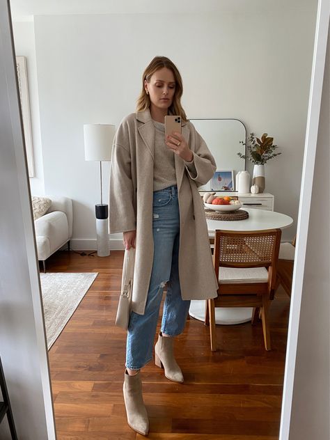 Taupe Chelsea Boots Outfit Women, Beige Suede Boots Outfit, Taupe Ankle Boots Outfit, Beige Ankle Boots Outfit, Charlotte Bridgeman, Winter Office Outfits Women, Chelsea Boot Outfits Women, Beige Coat Outfit, Sweater Coat Outfit