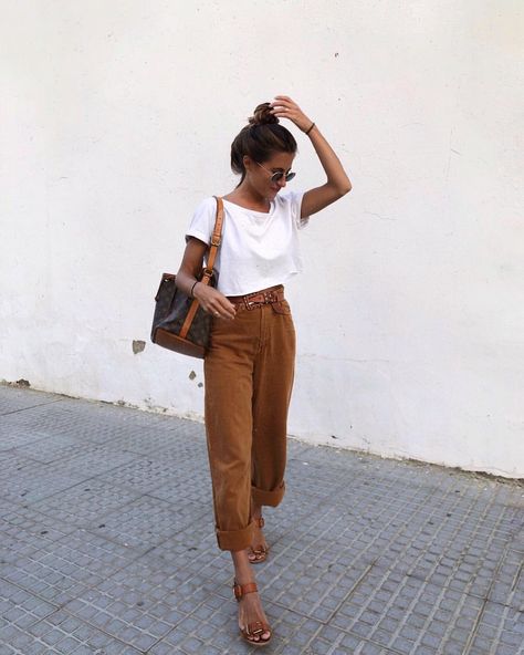 Instagram: “@marvaldel Earthy Tone Outfits, Spring Weekend Outfit, Bohol, Looks Street Style, Street Style Paris, Brown Pants, Trouser Style, Weekend Outfit, Inspired Outfits