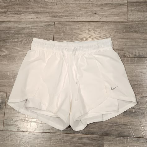 White Athletic Shorts, Shorts Preppy, Cute Nike Shorts, Nike Sweats Women, Sports Shorts, Aesthetic Shorts, Nike Clothes Women, Nike Winter Jackets, Nike Women Outfits