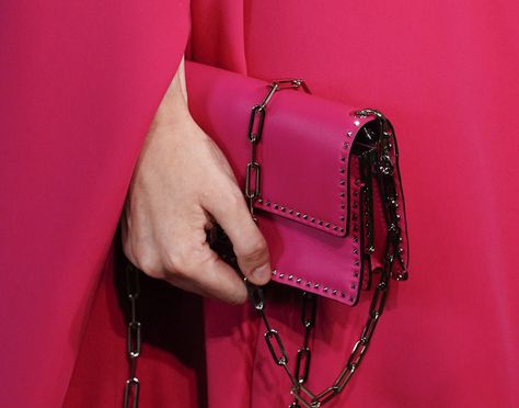 valentino-bags-spring-2017-30 Valentino 2017, Pink Yarrow, Mode Rose, 2017 Runway, Colour Trends, Pink Peacock, Boss Life, Detail Photos, Bleu Violet