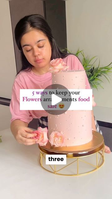 Cake Decor With Fresh Flowers, Cake Decorating Fresh Flowers, Decorating A Cake With Fresh Flowers, Fresh Flower Cake Ideas, Decorate Cake With Flowers, Adding Flowers To Cake, How To Put Fresh Flowers On A Cake, Fake Flowers On Cake, Flowers On Cakes Fresh