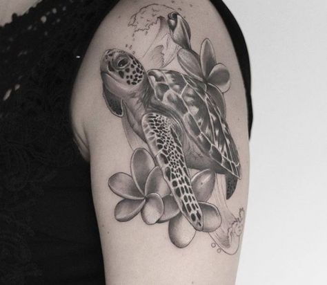 Sea turtle tattoo #sunflowertattoos #tattooideas Tropisches Tattoo, Hawaiian Turtle Tattoos, Sea Life Tattoos, Tortoise Tattoo, Sea Turtle Tattoo, Turtle Tattoo Designs, Sea Tattoo, Body Suit Tattoo, Sunflower Tattoos