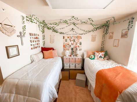 Suite Style Dorm, Liberty Dorm Room, University Dorm Aesthetic Uk, Oxford University Dorm Rooms, Jmu Dorm Room, Liberty University Aesthetic, Uiuc Dorm, Liberty University Dorm Commons, Liberty University Dorm