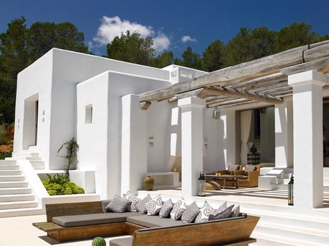 Sunken outdoor seated terrace area, white modern Ibiza house with beams Ibiza House, Style Ibiza, Beautiful Beach Houses, Greek Villas, Lakeside Cottage, Adobe House, Mediterranean Style Homes, Building Techniques, Mediterranean Homes