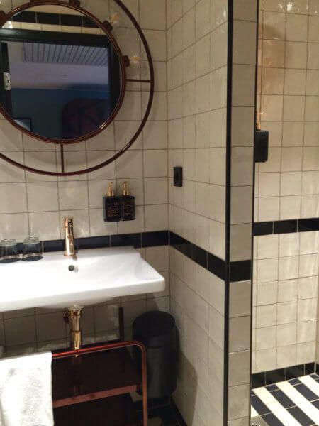 Retro 1920s bathroom at the Haymarket by Scandic Hotel in central Stockholm, Sweden. Swedish Bathroom, Tub Shower Combo Remodel, 1920s Bathroom, Hotel Bathroom Design, Hotel Bathrooms, Public Bathroom, Bathroom Shower Walls, Art Deco Bathroom, Deco Bathroom