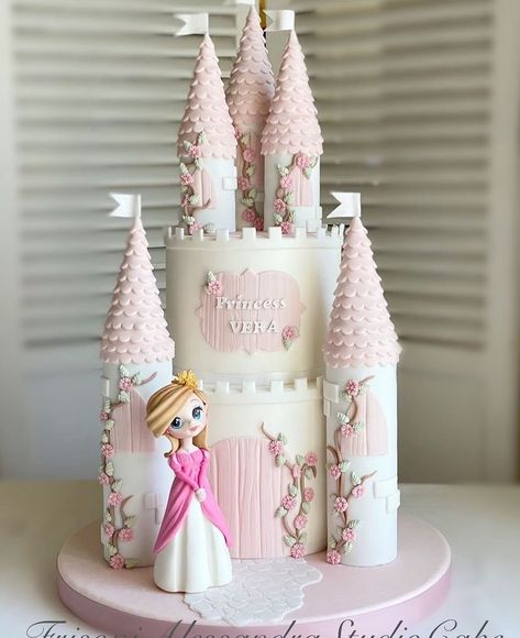 Baby Cake Design, Ganache Buttercream, Princess Theme Cake, Disney Princess Birthday Cakes, Castle Birthday Cakes, Fairy Birthday Cake, Rapunzel Cake, Prince Cake, Princess Castle Cake