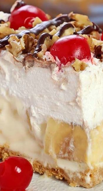 No Bake Banana Split Dessert, Banana Split Dessert Recipes, Bake Banana, Banana Split Cake, Banana Split Dessert, Dessert Chocolate, Baked Banana, Bake Cookies, Chocolate Syrup