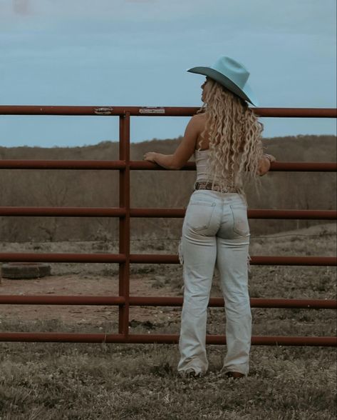 Real Cowgirl Outfits, Summer Cowgirl Outfits, Random Poses, Leah Fish, Summer Cowgirl, Country Western Outfits, Real Cowgirl, Cowgirl Photoshoot, Country Fits