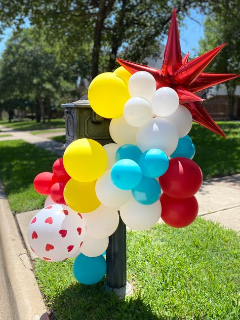 Mailbox Balloon Decor, Mailbox Balloons, Superhero Balloons, Spiderman Birthday Party, Balloon Arches, Spiderman Birthday, Balloon Decor, Balloon Arch, Balloon Decorations