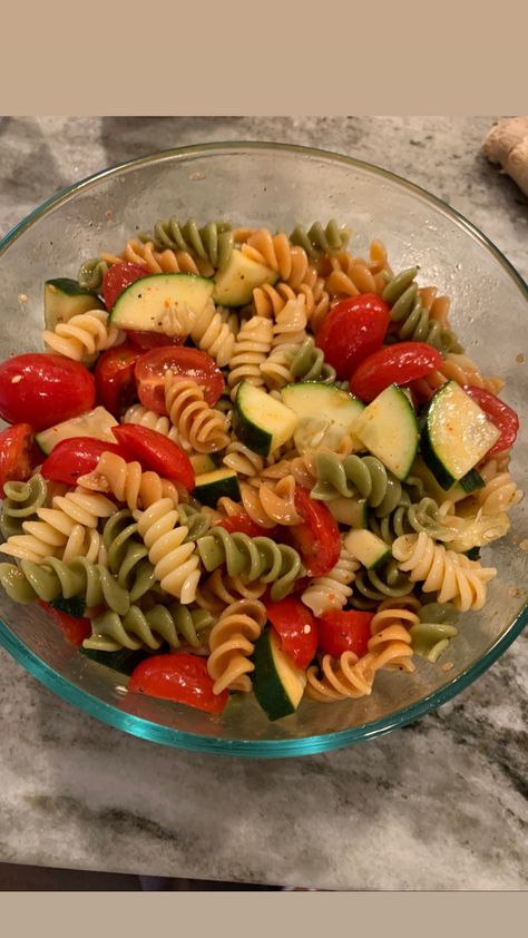 Rotini Pasta Salad Recipes, Tomatoes Cucumber Salad, Salad With Noodles, Tri Color Pasta Salad, Pasta Salad With Italian Dressing, Simple Pasta Salad, Italian Dressing Pasta Salad, Salad Supreme, Organic Meals