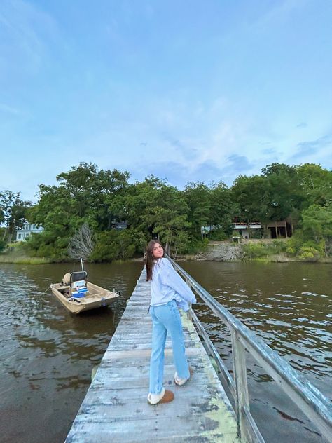 Poses At Lake, Lake House Inspo Pics, Lake Dock Photoshoot, Dock Pictures Instagram, Dock Photoshoot, Dock Pictures, Dock Photos, Pinterest Poses, Summer Instagram Pictures