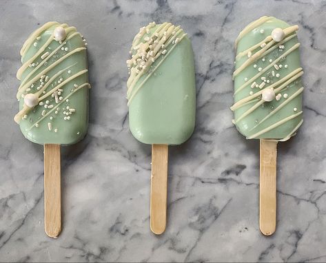 Green Cakesicles Ideas, Boho Dessert Ideas, Sage Cakesicles, Sage Green And White Cake Pops, Sage Green Cakesicles, Cakesicles Decorating Ideas, Sage Green Desserts, Green Cakesicles, Cake Sicles Design