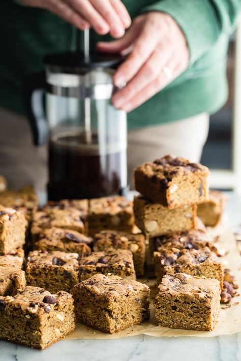 Espresso Blondies with chocolate chunks and toasted hazelnuts. Easy to make and a nice change from traditional brownies. Espresso Coffee Cake, Chocolate Espresso Beans, Chocolate Covered Coffee Beans, Chocolate Covered Espresso Beans, Coffee Cake Recipe, Espresso Beans, Chocolate Espresso, Best Espresso, Simply The Best