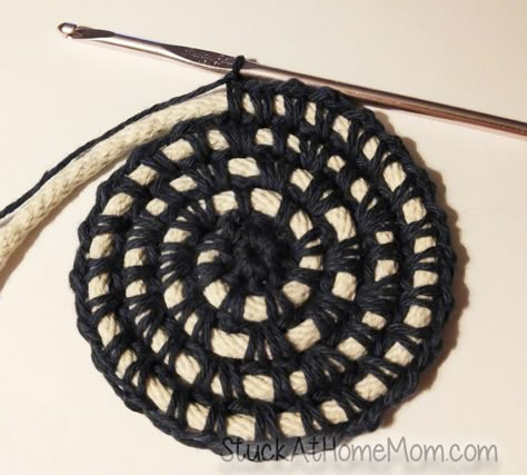 HOW TO Crochet a Rope Basket - an Actual Tutorial with Pictures in English Crochet Coiled Rope Basket, How To Crochet Around Rope, Crochet Over Cord Basket, Crochet Over Rope Basket Pattern Free, Coil Crochet Basket, Crochet With Rope Ideas, Crochet Twine Basket, Crochet Coiled Basket Tutorial, Crocheted Rope Basket