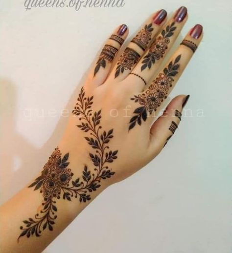 Finger Mehendi Designs Stylish, Simple Stylish Mehndi Designs, Unique Mehndi Design, Finger Henna Designs, Tato Henna, Henna Tattoo Designs Hand, Simple Henna Tattoo, Latest Henna Designs, Mehndi Designs For Kids