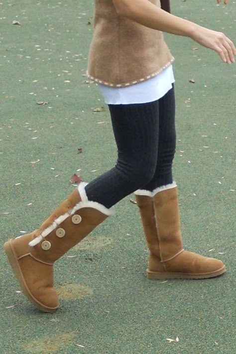 Bailey button uggs Haley Dunphy Aesthetic, Basic Autumn Outfits, Uggs And Leggings, Uggs Winter Boots, Ugg Clog, Bailey Button Uggs, Fake Uggs, Haley Dunphy, Fur Winter Boots