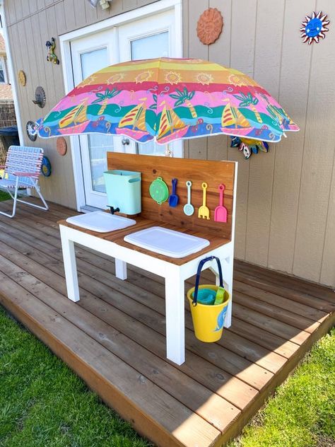 Diy Outdoor Sand Table, Water And Sand Table Diy, Sensory Table Outdoor, Diy Sensory Table Wood, Diy Outdoor Kids Toys, Diy Outdoor Play Kitchen, Kids Patio Play Area, Outside Play Area For Kids Diy, Diy Kids Activity Table