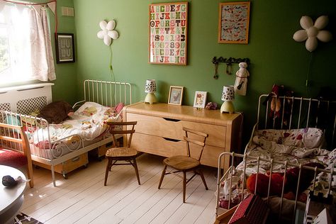 Air vintage dans la chambre d'enfant. Minnen Bed, Ikea Minnen Bed, Bedrooms Interior, Shared Kids Room, Design Bed, Ikea Bed, Shared Room, Girl Beds, Big Girl Rooms